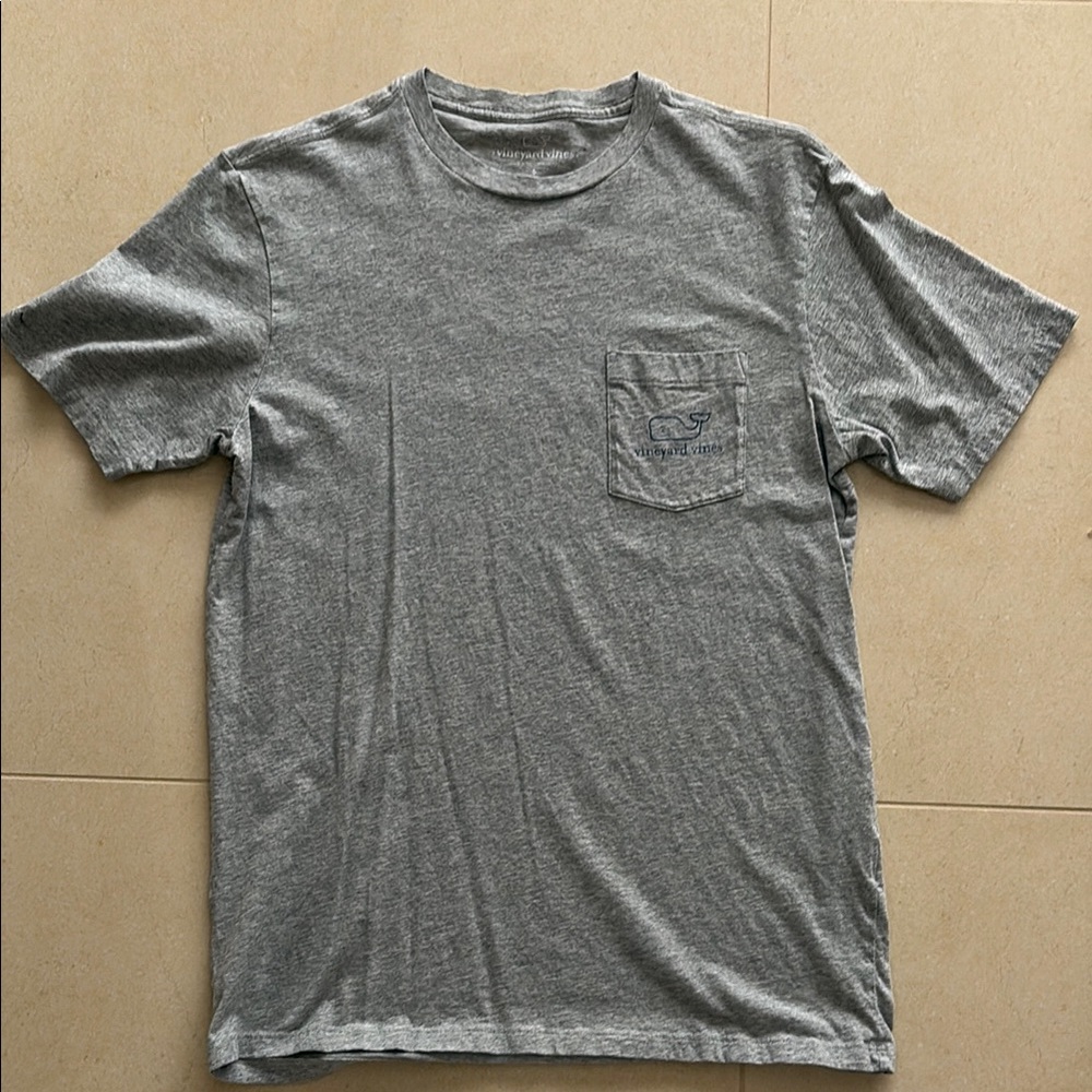 Vineyard Vines Vintage Whale Pocket T. Gray Size Small. Crew Neck T-Shirt